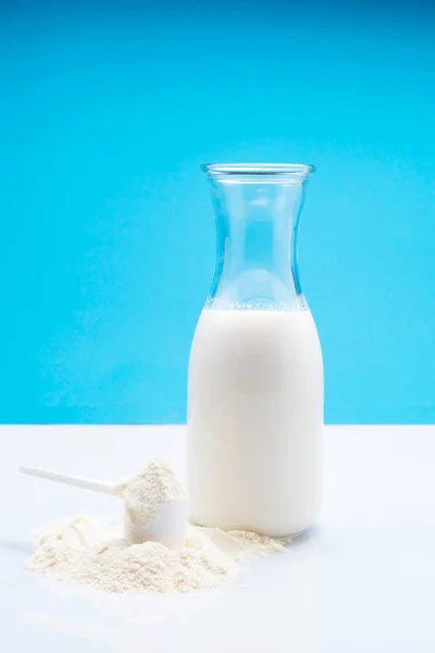 Garrafa de leite fresco com leite em pó e colher para bebê — Fotografia de Stock