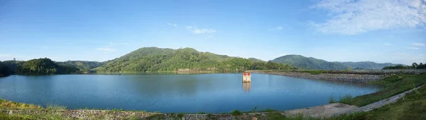 Paisaje panorámico del lago hermosa vista con cielo azul y nubes en —  Fotos de Stock