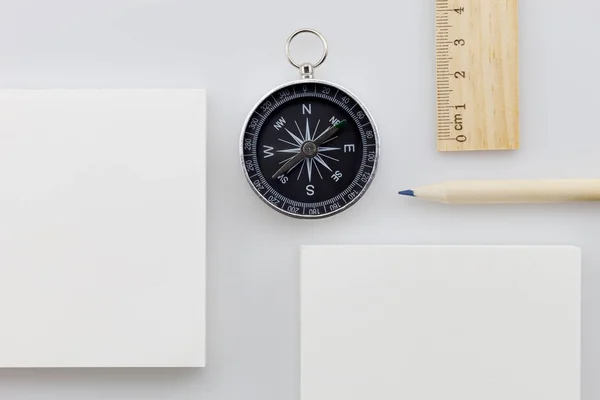 Boş beyaz iş kağıt, kalem beyaz ile pusula — Stok fotoğraf