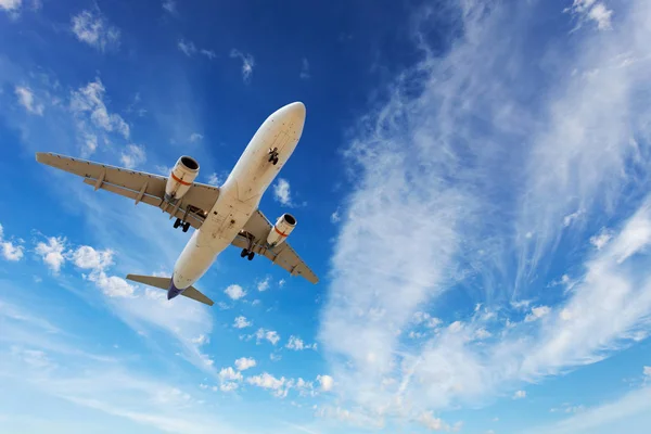 Passagierflugzeug fliegt in den blauen Himmel. — Stockfoto