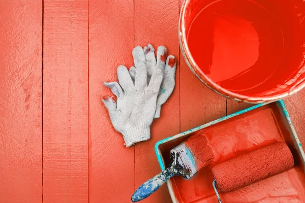 Kwast in kleur lade en Emmertje, handschoen op houten — Stockfoto