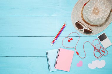 Kalem ve müzik oyuncu, kırmızı kulaklık notla renkli kağıt