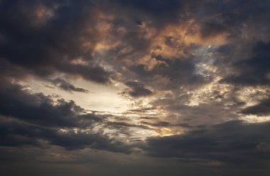 Dramatik gökyüzü ve bulutlar fırtına gün.