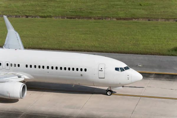 Avião em uma pista . — Fotografia de Stock