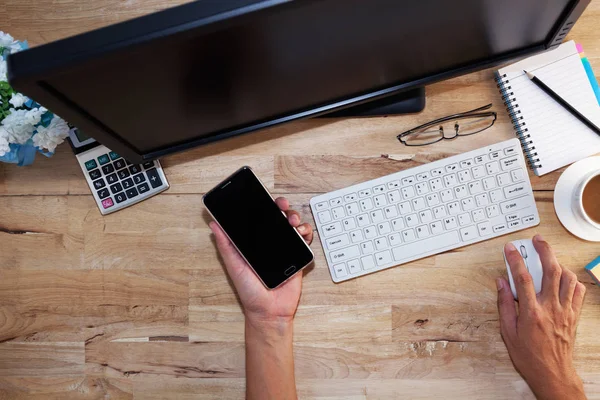 Mano hombre uso tableta smartphone con escritorio de oficina mesa de madera — Foto de Stock