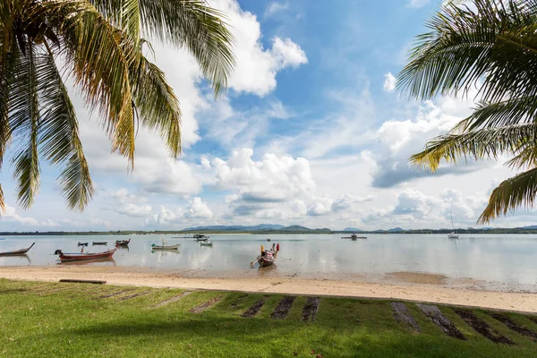 Tropisk strand med palmer, blå himmel och moln i sommar — Stockfoto