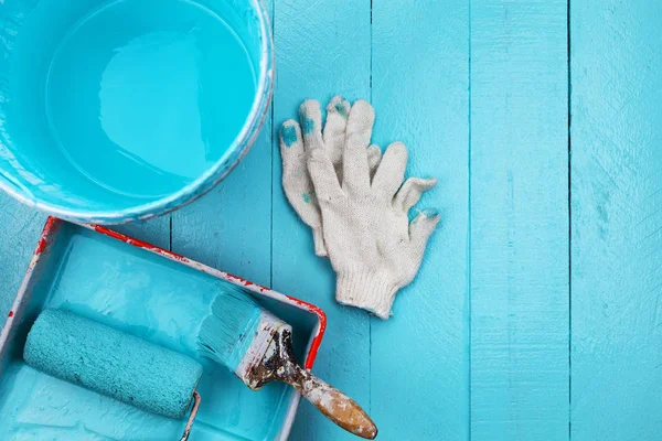 Kwast in kleur lade en Emmertje, handschoen op blauwe houten — Stockfoto