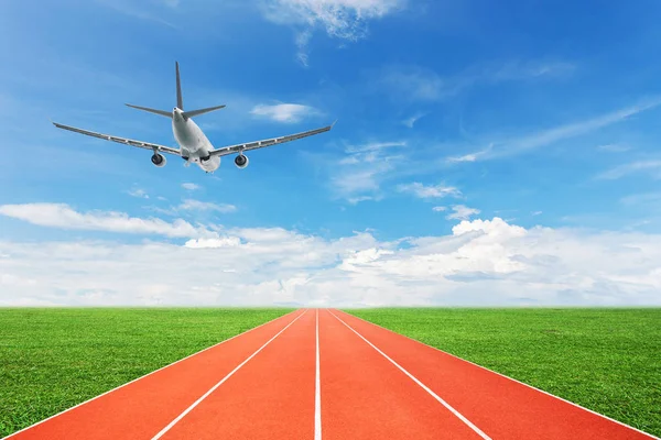 Running track with airplane landing and blue sky white cloud — Stock Photo, Image