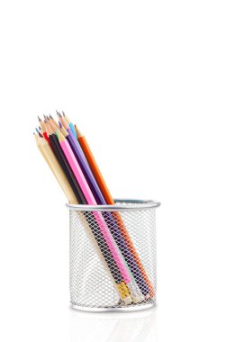 Beyaz arkaplanda izole edilmiş renkli kalemler.