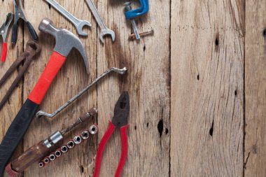 Eski ahşap zemin üzerine eski çalışma araçları