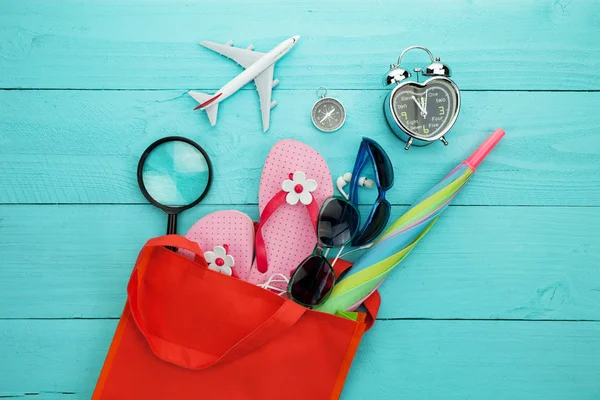Acessório de praia, chapéu, óculos de sol, sapatos, guarda-chuva, modelo de avião — Fotografia de Stock