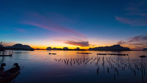 熱帯の海と美しいカラフルな日の出やタイ パンガー県における Bansamchongtai の夕暮れの 4 k 時間経過. — ストック動画