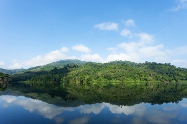 Dağ ve göl refleks su manzarası ile 
