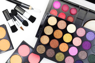 Beyaz arka plan üzerinde izole allık ve göz farı seti.