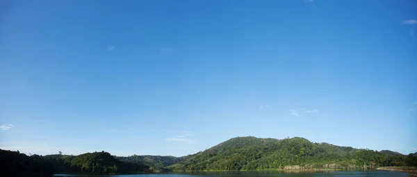 Paisaje panorámico del lago hermosa vista con cielo azul y nubes —  Fotos de Stock