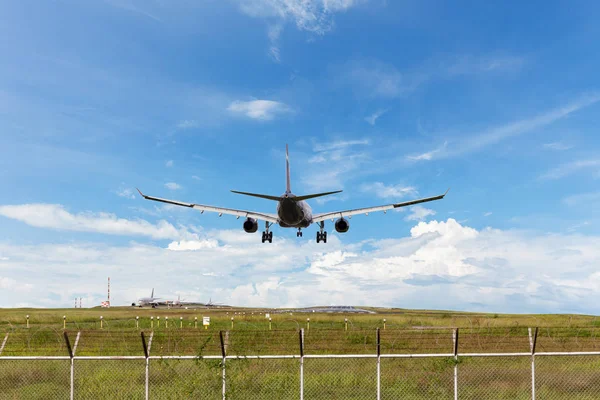 Passagierflugzeug landet auf Landebahn des Flughafens. — Stockfoto