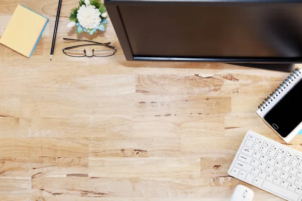 Office skrivbord trä bord Business arbetsplatsen och affärsobjekt — Stockfoto