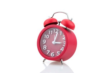 Beyaz arkaplanda kırmızı alarm saati izole edildi.