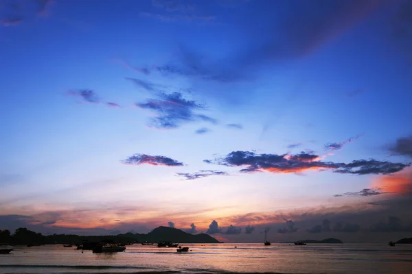 Tramonto o alba con cielo e nuvole sopra la montagna e andaman — Foto Stock