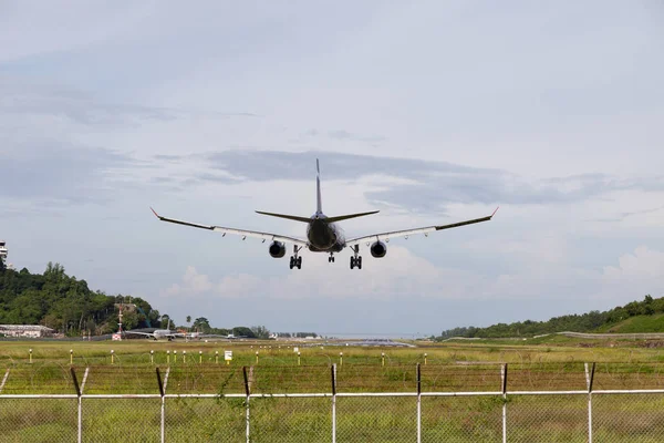 Avion de passagers atterrissant sur piste à l'aéroport . — Photo