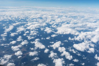 Açık mavi gökyüzü ve bulutlar havadan görünümü.