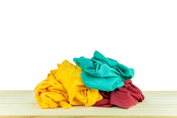 Куча одежды футболка красочная одежда на дереве — стоковое фото