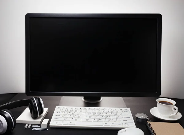 Biurko z komputerem i obiektów biznesowych na czarny stół. — Zdjęcie stockowe