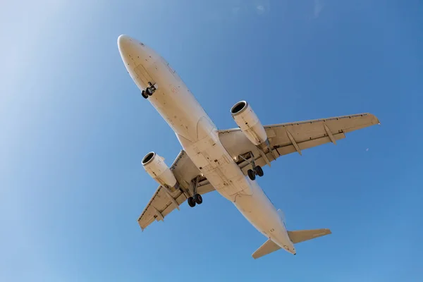 Avion de passagers volant dans le ciel bleu. — Photo