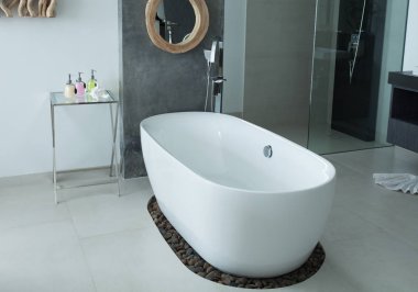 Modern banyo iç küvet.
