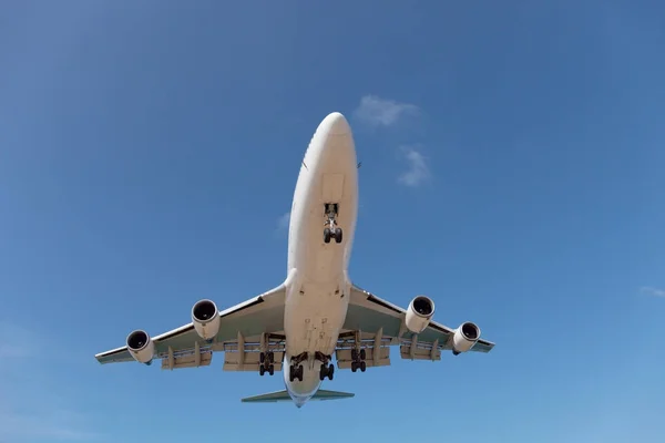 푸른 하늘 배경에서 여객 비행기. — 스톡 사진