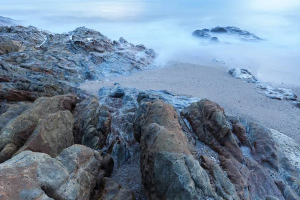 Kaya uzun pozlama, doğanın kompozisyon içinde deniz manzarası — Stok fotoğraf