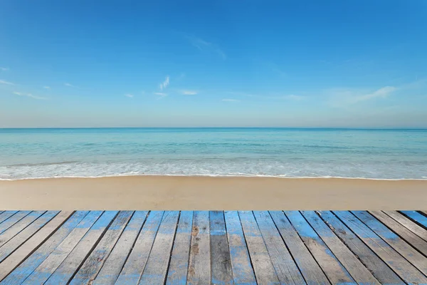 güzel mavi gökyüzü manzara için arka plan ile ahşap zemin.