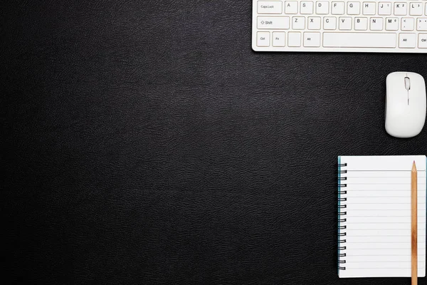 Cuaderno con lápiz, teclado y ratón — Foto de Stock