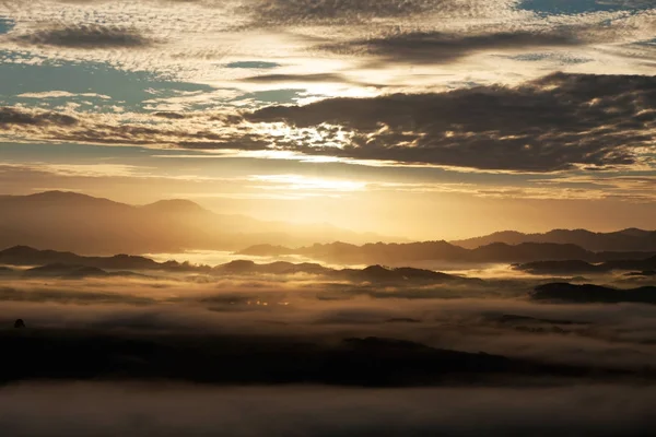 Beau paysage lumière du soleil le matin lever du soleil — Photo