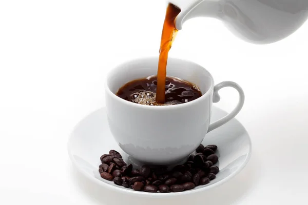 Kahve beyaz kahve fincanı ve fasulye dökme 