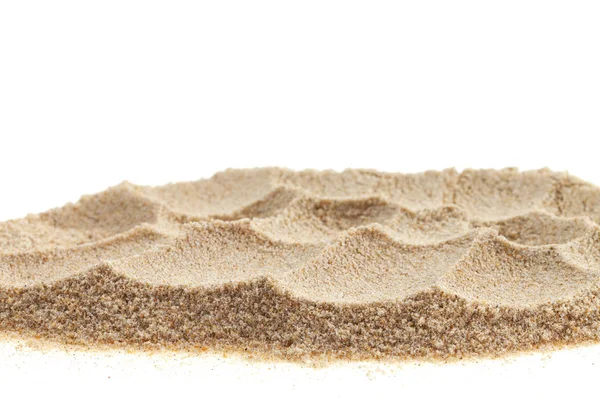 Tas de sable isolé sur fond blanc. — Photo