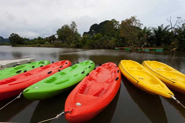 Kayaks amarrados en el lago . — Foto de Stock