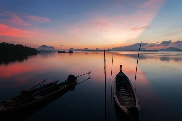 Barco de cola larga con pueblo pesquero costero, hermoso paisaje — Foto de Stock