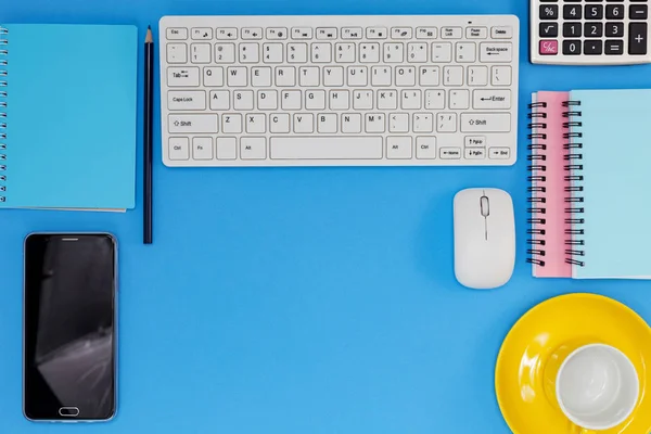 Mesa de escritorio de oficina de Negocios y objetos de negocios. — Foto de Stock