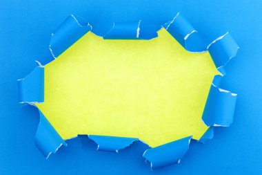 Mavi yeşil kağıt arka plan üzerine açık kağıt sökük.