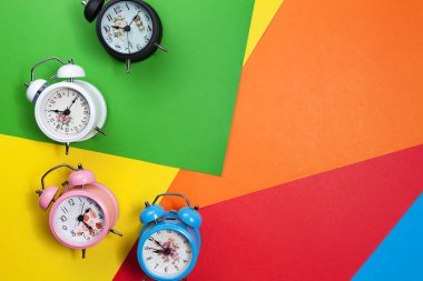 Düz yatıyordu retro güzel yeni çalar saat renkli kağıt üzerinde 