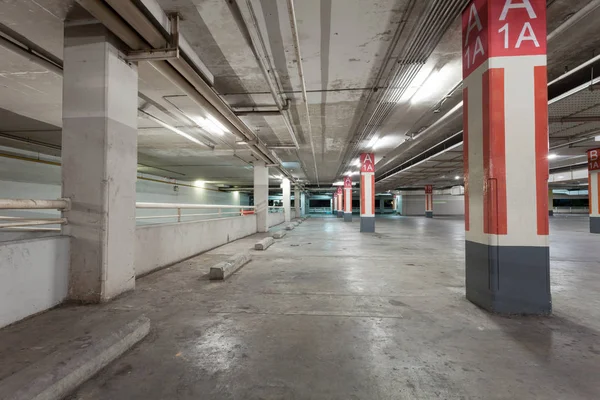 Moderne lege parking garage interieur in appartement — Stockfoto