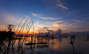 gündoğumu balıkçılık kapanlı pak pra Köyü, Phatthalung 