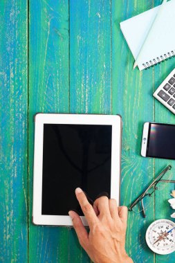 İş nesneleri ile el adam kullanım tablet smartphone 