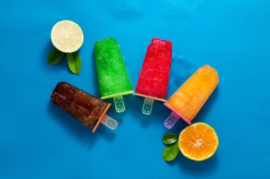 Düz set meyve dondurma renkli kağıt arka plan üzerinde yatıyordu