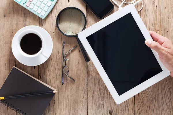 iş adamı el holding ve kullanım tablet ahşap ofis masasında bir