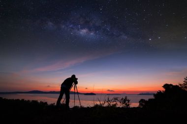 Fotoğrafçı fotoğrafçılık gündoğumu Samanyolu ile yapıyor.