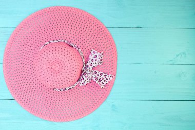 Güzel Bayan şapka sahilde ahşap arka plan kopya alanı 