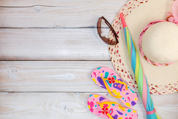 Летний фон, набор летних аксессуаров на белом дереве
 