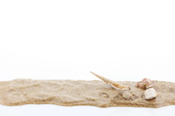 Купа піску і мушлі ізольовані на білому тлі . — стокове фото